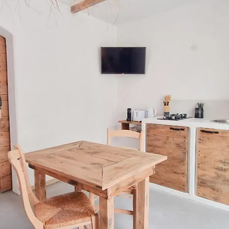 Xenónas Avec Petite Piscine Privée