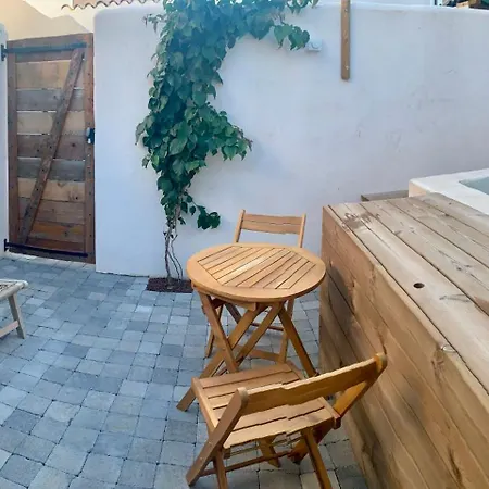 Xenónas Avec Petite Piscine Privée